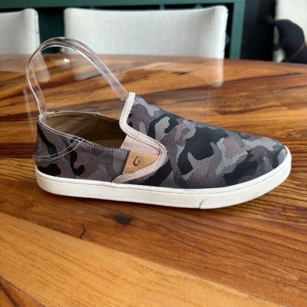 OluKai Pehuea Pa'i Women's Slip On Sneakers Pink Gray Camouflage Print Size 8.5